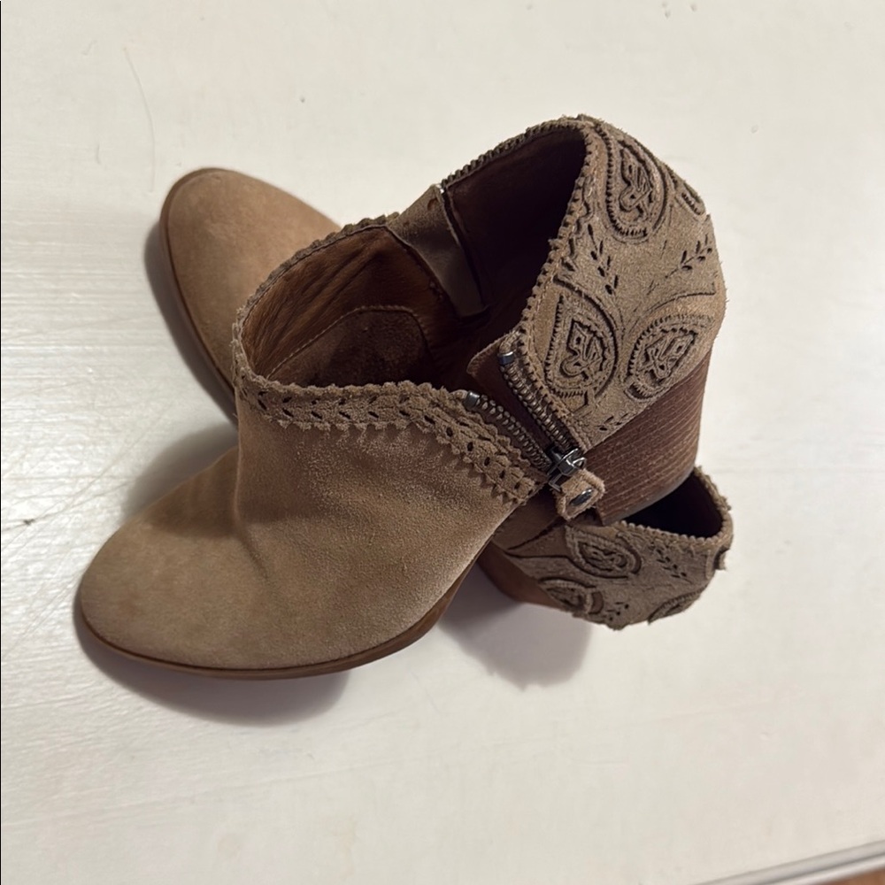 Nature woman’s Tan leather Ankle Boots size 6